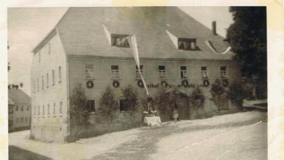 Bild: gi (Archiv)
Hier im Saal dieses Anwesens „Goldener Löwe“ in Moosbach führte der Pfleger von Burgtreswitz die Gemeindewahlen 1670/71 durch.