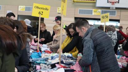 Bild: wrm
Nicht nur die Damen hielten Ausschau nach Schnäppchen. Auch die Männer halfen eifrig beim Aussuchen.