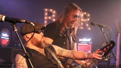 Bild: lst
Laut und rockig – die Hamburger Kultband „Ohrenfeindt“ um Frontmann Chris Laut (l.) feierte am Samstag im „Baron Club“ mit zweitem Teil ihrer „Tanz nackt.“-Tour ihr 25-jähriges Jubiläum. Bild: lst