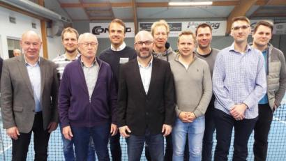 Bild: e
An der Spitze des TC Kümmersbruck steht auch weiterhin Vorsitzender Thomas Kick (Mitte), hiermit seinem Stellvertreter Hans Käsewieter (links daneben) und der neuen Führungsriege.