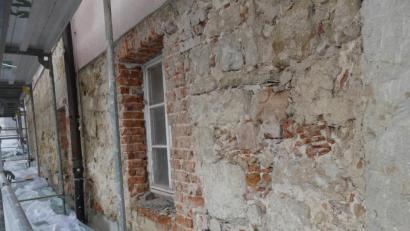 Bild: rn
Nur ein schmaler Gehsteig trennt das Landratsamt von der Kreisstraße NEW 1. Zur Vermeidung von Feuchtigkeitsschäden wünscht sich Stadt- und Kreisrat Hans Bscherer daher ein Verblenden des Sockels.