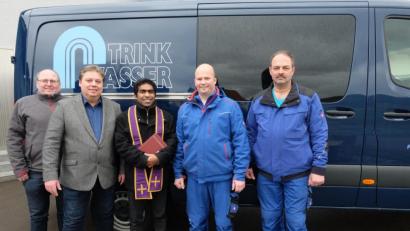 Bild: ohr
Der Zweckverband zur Wasserversorgung der Pretzabrucker Gruppe beschaffte als Ersatzfahrzeug einen Mercedes –Benz Sprinter zum Preis von 38.085 Euro netto. Pfarrvikar Joseph Kokkoth (Mitte) erteilte im Beisein von Leiter der Bauverwaltung der VG Schwarzenfeld, Gerhard Brunner, und Vorsitzenden Bürgermeister Hans Gradl (von links) sowie den beiden Wasserwarten Richard Setzer und Jürgen Obendorfer (von rechts) den kirchlichen Segen