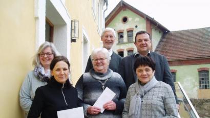 Bild: rdh
Der Frauenbund Hohenthan spendete insgesamt 2000 Euro. Im Bild: (von links) Silke Rosner und Beatrix Kempf (Sternenkinder Stiftland), Rita Haberkorn für Schwester Anna-Rita, Pater Klaus Kniffki (Steyler Missionare), Stadtpfarrer Konrad Amschl und KDFB-Vorsitzende Monika Lang.