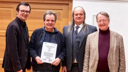 Bild: exb
Bei der Preisverteilung (von links): Marcus Siebler, Präsident des Bundesverbandes Deutscher Film Autores, Förderlehrer Egid Spies, Leiter der AG Video der Grundschule Rieden, Jürgen Liebenstein, Vorsitzender des Videoclubs Landshut und Adalbert Becker, Präsident und Vorsitzender des Landesverbandes Film und Video Bayern.
