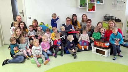 Bild: jma
Bürgermeister Jürgen Kürzinger (links), SPD-Ortsvorsitzender Jan Wiltsch (Mitte) und Maria Hertrich (rechts) strahlen bei der Spendenübergabe mit den Kindern des Kinderhauses St. Elisabeth und deren Erzieherinnen um die Wette.
