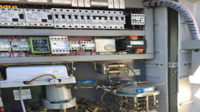 Bild: sche
So wie hier der Schaltkasten beim Regenüberlaufbecken in Hiltersdorf sind beinahe bei allen Liegenschaften der Kläranlage Freudenberg die elekrotechnischen Anlagen veraltet und müssen erneuert werden.