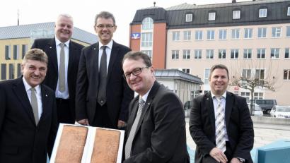 Bild: Petra Hartl
Georg Wittmann und Bernhard Schöppl als Vertreter des Aufsichtsrats, die Vorstände Andreas Reindl und Dieter Paintner sowie Marketingleiter Thomas Retzer (von links) bei der Vorstellung des Programms zu "150 Jahre VR-Bank" - jetzt wurde die Veranstaltung abgesagt, wegen des Coronavirus.