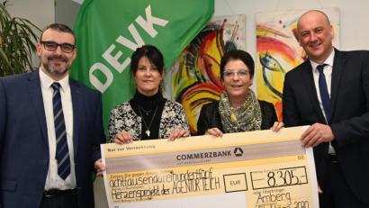 Bild: gf
Bei der Übergabe des symbolischen Schecks (von links): Thomas Bär, Elke Lehmeier, Margit Meier und Günter Teich.