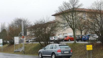 Bild: lnz
Im Zusammenhang mit dem Geschwindigkeitsmessgerät an der Waldsassener Straße (im Bild links) wollte die Stadt das Ortsschild 50 Meter weiter nach außen versetzen. Laut Straßenverkehrsordnung ist dies aber nicht zulässig.