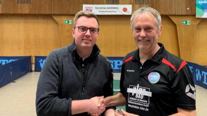 Bild: wdb
Thomas Ram (links) wurde von Richard Klinger für 300 Spiele geehrt.