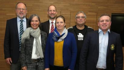 Bild: Hirsch
Horst Jäger, Sabine Paluka, Tobias Schober, Angela Völker, Jürgen Hildebrand und Christian Böhm (von links) bilden den neuen Vorstand des Golf- und Landclubs Oberpfälzer Wald.