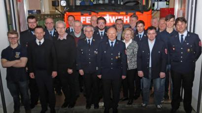 Bild: Dobmeier
Ein arbeitsreiches Jahr ist 2019 für die Feuerwehr Neunkirchen. Roman Baumgärtner (rechts) erhält die „Ehrennadel der Deutschen Jugendfeuerwehr in Silber“.