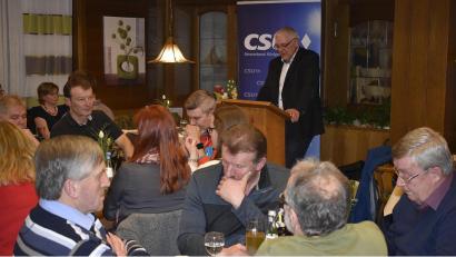 Bild: sck
CSU-Bürgermeisterkandidat Klaus Hafner (stehend) behandelte die aus seiner Sicht in der Marktgemeinde Königstein notwendigen Projekte.