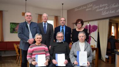 Bild: bnr
Der VdK-Ortsverband zeichnete (sitzend, von links) Ludmilla Löffler, Friedrich Gradl und Rita Hausknecht-Borghans für ihre langjährige Mitgliedschaft aus. Dazu gratulierte (stehend, von links) Bürgermeister Richard Tischler, stellvertretender Landrat Arnold Kimmerl, stellvertretender Kreisvorsitzender Peter Fugmann und Vorsitzende Gerdi Gradl.