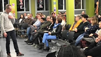 Bild: rgr
Der "Merkmeister" Ralf Hofmann schult in der Grafenwöhrer Grund- und Mittelschule am Vormittag die Kinder und am Abend die Erwachsenen, damit sie sich Gelerntes besser merken können.