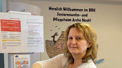 Bild: cv
Andrea Birzer vom BRK-Altenheim "Arche Noah" in Nabburg zeigt, wie's geht: Besucher sollen sich die Hände desinfizieren. Wer selbst Symptome einer Erkältung hat oder in einem Corona-Risikogebiet war, sollte auf einen Besuch im Altersheim verzichten.