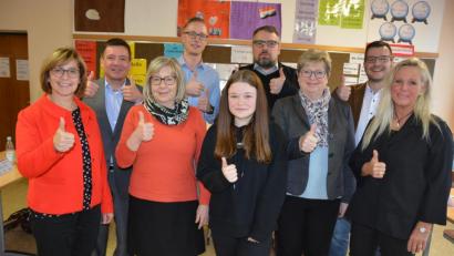 Bild: jr
Waren beim Pressegespräch an der Mittelschule Mitterteich mit dabei. Alle hoben den Daumen hoch für die Mittelschüler, im Bild (von links) Margot Salfetter, Thomas Würdinger, Andrea Schiml, Bernd Schmidtke, Schülerin Natalie Höfer, Dr. Volker Höcht, Gisela Kastner, Tobias Galitzdörfer und Claudia Strobel-Dietrich.