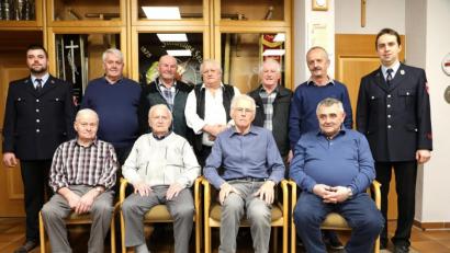 Bild: akp
Für ihre Treue zum Verein wurden Mitglieder geehrt. Die Vorsitzenden Thomas Zinkl (rechts), Lukas Geier (links) und Bürgermeister Hubert Zwack (hinten, Zweiter von rechts) bedankten sich für die langjährige Zugehörigkeit.
