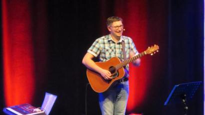 Bild: ero
Musikalische Unterhaltung garantiert: Stefan Otto an der Gitarre im Kubus Ursensollen.
