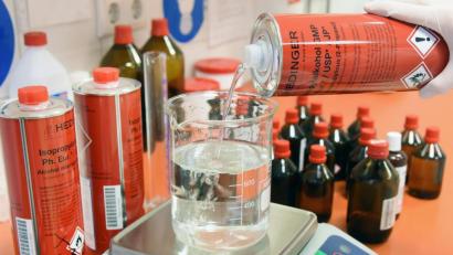 Bild: Waltraud Grubitzsch/dpa
Aufgrund der großen Nachfrage dürfen Apotheken nun selbst eine Desinfektionslösung für die Hände herstellen.