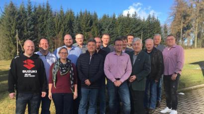 Bild: exb
Im Bild von links: 2. Vorstand Stefan Sokol, Beisitzer Matthias Berger, Schriftführerin Katrin Kutsch, 1. Vorstand Christian Kutsch, Kassenprüfer Bruno Sokol, Beisitzer Helmut Kutsch, Beisitzer Michael Müller, Beisitzer Armin Schmelzer, anwesender Vereinsjubilar (20 Jahre) Dieter Suttner, Beisitzer Rainer Bayer, Beisitzer Berthold Kutsch, 1. Bürgermeister Ludwig König, Beisitzer Günter Ulbrich, Kassenprüfer Bernhard Geier und Kassier Torsten Erhardt.