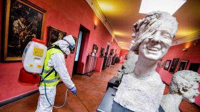 Bild: Alessandro Pone/LaPresse/dpa
Ein Arbeiter versprüht im Museum der mittelalterlichen Burg Maschio Angioino in Neapel Desinfektionsmittel zum Schutz vor dem Coronavirus.