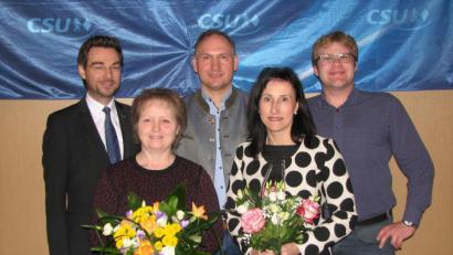 Bild: knh
Stephan Oetzinger, Richard Kammerer und Christoph Müller (hinten von links) ehren die Vorsitzende der FU Mantel, Christine Härtl (vorne links), für 25 Jahre Organisation und Zubereitung des Fastenessens und dankten der Kreisvorsitzenden Tanja Schiffmann (vorne rechts) für die Unterstützung der Manteler Frauen-Union.
