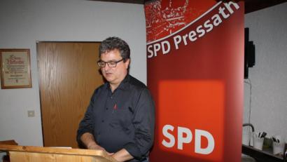 Bild: bjp
Verantwortungsbewusstsein, das sich in Taten manifestiert, sei oberstes Gebot der Stadtpolitik, betont SPD-Bürgermeisterkandidat Bernhard Stangl beim Wahlkampfabschluss im Sportheim.