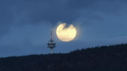 Bild: Tobias Schwarzmeier
Vollmond über Weiden.