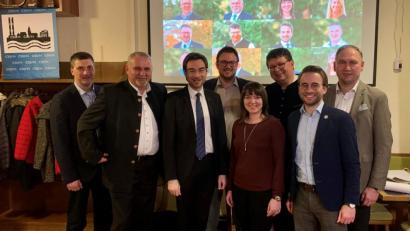 Bild: exb
Besonders gute Laune aufgrund der posititven Nachrichten zum Abschluss der Veranstaltungsreihe vor der Kommunalwahl: Bürgermeister Ludwig Biller mit Dr. Stephan Oetzinger (zweiten und dritter von links) mit Verantwortlichen der Union aus der Gemeinde und Nachbarkommunen.