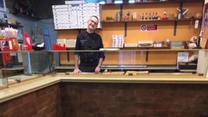 Bild: exb/Andrea Mozzoni
Einer nach dem anderen – wenn nur einer käme. In dieser Pizzeria im Zentrum Maceratas haben die Inhaber Klebestreifen auf den Boden geklebt, um den Mindestabstand anzuzeigen, der vor Corona schützen soll.