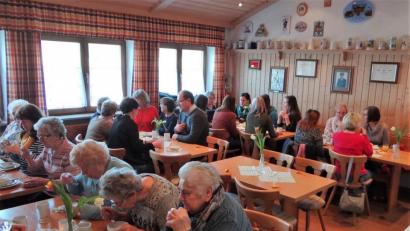 Bild: whw
Gemütlichkeit und gute Unterhaltung herrscht beim Frauenfrühstück in Schwarzenbach.