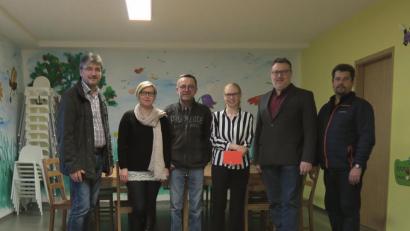 Bild: ibj
Die Eltern-Kind-Gruppen-Leiterin Alexandra Karl (Dritte von rechts) freut sich über die Spende und dankt Volker Jung und Daniel Weidner (von rechts) sowie Christof Braunisch und Balbina und Miroslaw Swadzba (von links).
