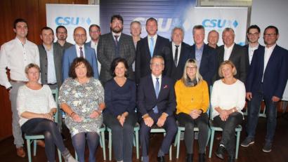 Bild: kro
Die CSU-Kandidaten für den Stadtrat. Sitzend von links, Angelika Brunner, Olga Luft, Doris Schön, Franz Stahl, Kerstin Burkhard und Gabi Landgraf. Stehend von links, Johannes Klinger, Paulus Mehler, Dr. Michael Rüth, Dr. Alfred Scheidler, Oliver Müller, Michael Arbter, Hans Gmeiner, Huberth Rosner, Peter Gold, Vinzenz Rahn, Hans Prucker, Konrad Zant, Sebastian Wiedemann und Harald Siegert.