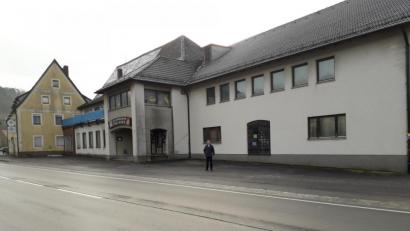 Bild: pgr
Bürgermeister Reiner Pickel vor der in die Jahre gekommenen früheren Tanz-Ranch.