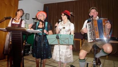 Bild: weu
Die Ratschkatln Franziska Gradl, Luise Deiminger und Beate Hermann mit ihrem Musikanten Hans Reiger (von links) hatten die Lacher auf ihrer Seite.