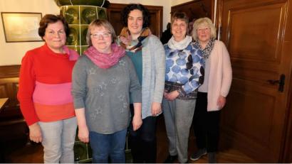 Bild: bsc
Die Kreisvorsitzende der Frauen-Union, Tina Zeitler (Mitte), dankte bei der Jahreshauptversammlung für das breite und große Engagement des Friedenfelser Ortsverbandes. Gabi Härtl, Monika Selch, Klaudia Tretter und Elisabeth Mühlbauer (von links) freuten sich über das Lob.