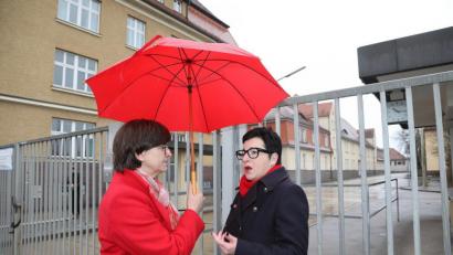 Bild: Wolfgang Steinbacher
Saskia Esken (links), die sich mit Norbert Walter-Borjans den Bundesvorsitz der SPD teilt, mit der Amberger SPD-Oberbürgermeisterkandidatin Birgit Fruth vor der Leopoldkaserne. Fruth kann sich gut vorstellen, auf dem ehemaligen Bundeswehr-Areal sozialen Wohnungsbau zu realisieren.