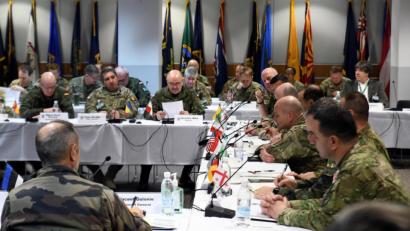 Bild: Spc. Stephen Perez
Unter den Gästen der Tagung der Heereskommandeure in Wiesbaden war auch ein Offizier, der an Coronavirus Covid-19- erkrankt ist. Aus Vorsichtsmaßnahme ist deshalb Generalleutnant Christopher G. Cavoli (Zweiter von rechts) und einige Mitglieder seines Stabes in Quarantäne.