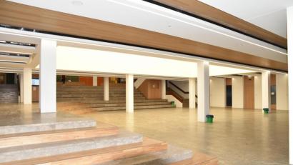 Bild: Tobias Schwarzmeier
Die veränderte Aula des musischen Gymnasiums mit dimmbaren Licht und guter Akustik bietet sich für Konzerte an. Eine Hebebühne vor den Treppen macht den Zugang barrierefrei.