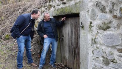 Bild: fz
Geringer finanzieller Aufwand mit großer Wirkung. Josef Schieder zeigt Bürgermeister Anton Kappl (von rechts) die Einflugöffnung in den beiden sanierten Felsenkellern, die den Braunen Langohren gefällt.