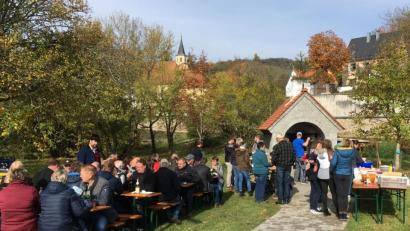Bild: bö
An der Uferpromenade hat der Verein der Kirwaleit in Hohenburg einen Backofen gebaut. Das Probeanheizen war im Spätherbst und jetzt soll die offizielle Inbetriebnahme mit einem Backofenfest im ersten Halbjahr sein.