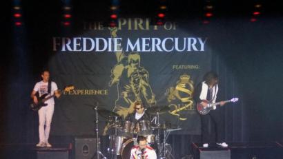 Bild: weu
Sänger Ivan Ristanovic brachte Freddie Mercury stimmlich und äußerlich stilecht auf die Bühne und bot mit seinen Musikern eine sensationelle Bühnenshow.