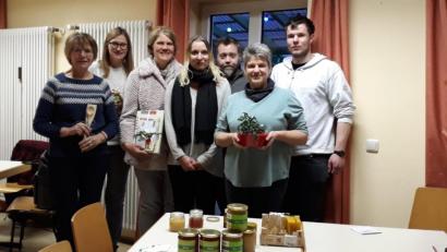 Bild: exb
Bürgermeisterkandidatin Ute Döhler (Zweite von links), Dozentin Sabine Hindringer (Vierte von links) und Imkerin Ute Dörfler (Sechste von links) gestalteten einen Nachmittag zum Thema Nachhaltigkeit. Dabei gab es auch eine kleine Verlosungsaktion.