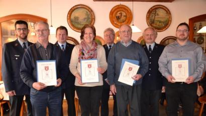 Bild: gi
Die Feuerwehr Etzgersrieth konnte Mitglieder für 25, 50 und 60 Jahre Treue ehren. Dazu gratulierten die Kommandanten Bernhard Hartinger und Markus Reitinger Vorsitzender Rudolf Mitlmeier und zweiter Vorsitzender Fritz Steinhilber (von links).