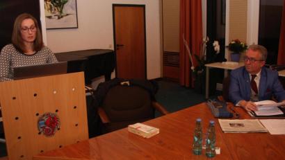 Bild: wro
Susanne Heller vom Sinzinger Planungsbüro Bartsch war gefragte Ansprechpartnerin in der von Bürgermeister Toni Dutz (rechts) geleiteten Marktratssitzung.