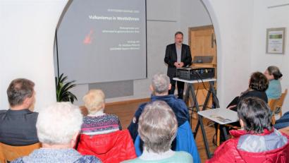 Bild: tu
Dr. Andreas Peterek hat bei seinem Vortrag im Stadtmuseum sehr aufmerksame Zuhörer.