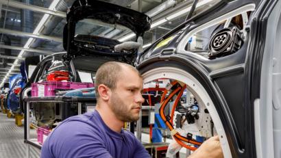 Bild: BMW Group
Montage der Ladedose: Die Plug-in-Hybride laufen im Regensburger BMW-Werk vom selben Produktionsband wie alle anderen Modelle.