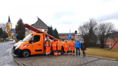 Bild: fjo
Seit Wochenbeginn können die neuen Parkplätze genutzt werden, welche in Zusammenarbeit des gemeindlichen Bauhofs mit Alfred Blöderl (Zweiter von rechts) und Bürgermeisterin Margit Kirzinger (rechts) in Eigenregie entstanden.