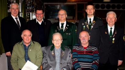 Bild: R. Kreuzer
Die Schützengesellschaft Almenrausch ehrt Edmund Hösl (sitzend, links) für 40 Jahre Treue.